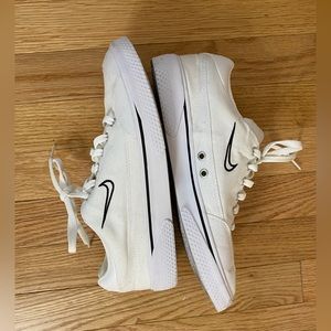 Nike GTS RETRO white canvas tennis shoe women’s size 9